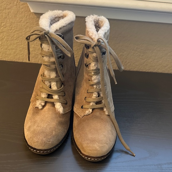 J. Crew Made in Italy Tan Lace Up Suede Boots Genuine Shearling Lining Size 5